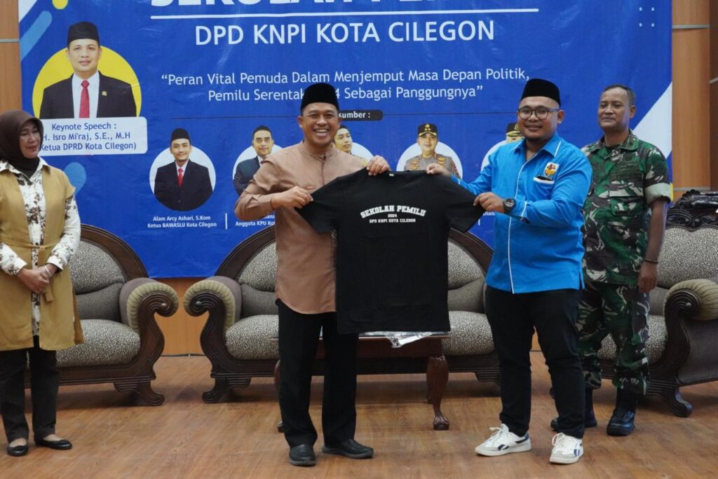 Wakil Wali Kota Cilegon Sanuji Pentamarta saat menghadiri acara Sekolah Pemilu yang diselenggarakan oleh KNPI Kota Cilegon di Aula DPRD Kota Cilegon, Sabtu 20 Januari 2024