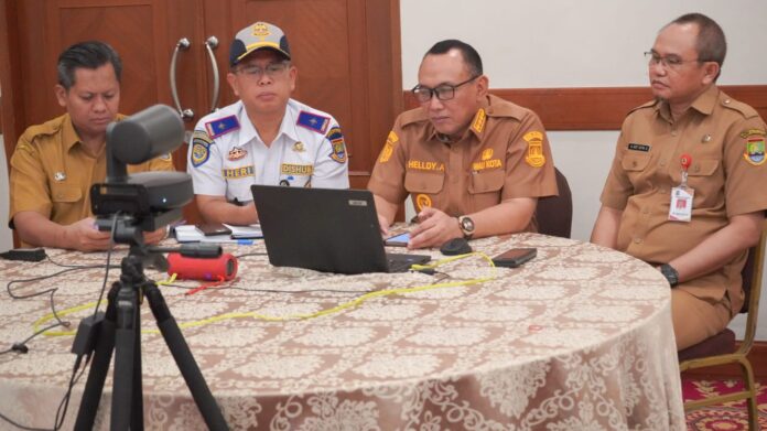 Wali Kota Cilegon Helldy Agustian saat zoom meeting dengan Deputi VI Kementerian Koordinator Pembangunan Manusia dan Kebudayaan (PMK) Warsito