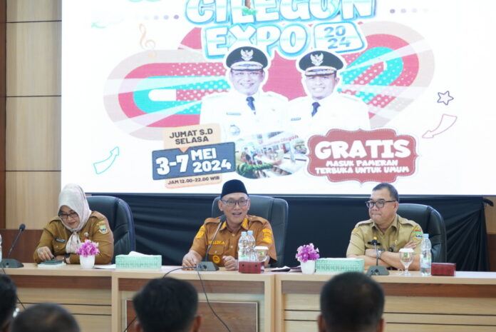Wali Kota Cilegon Helldy Agustian bersama Asda III Setda Kota Cilegon Syafrudin dan Kepala Disperindag Kota Cilegon Andriyanti