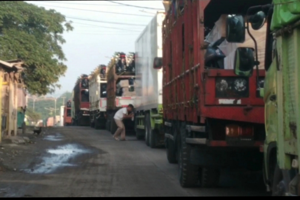 Suasana kemacetan panjang di JLS Kota Cilegon menuju Pelabuhan Ciwandan, Kamis (4/4/2024)