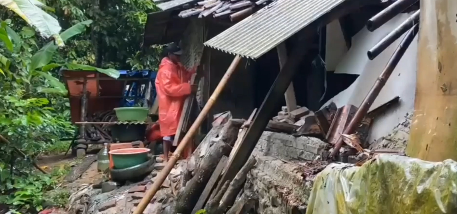 Rumah Ambruk