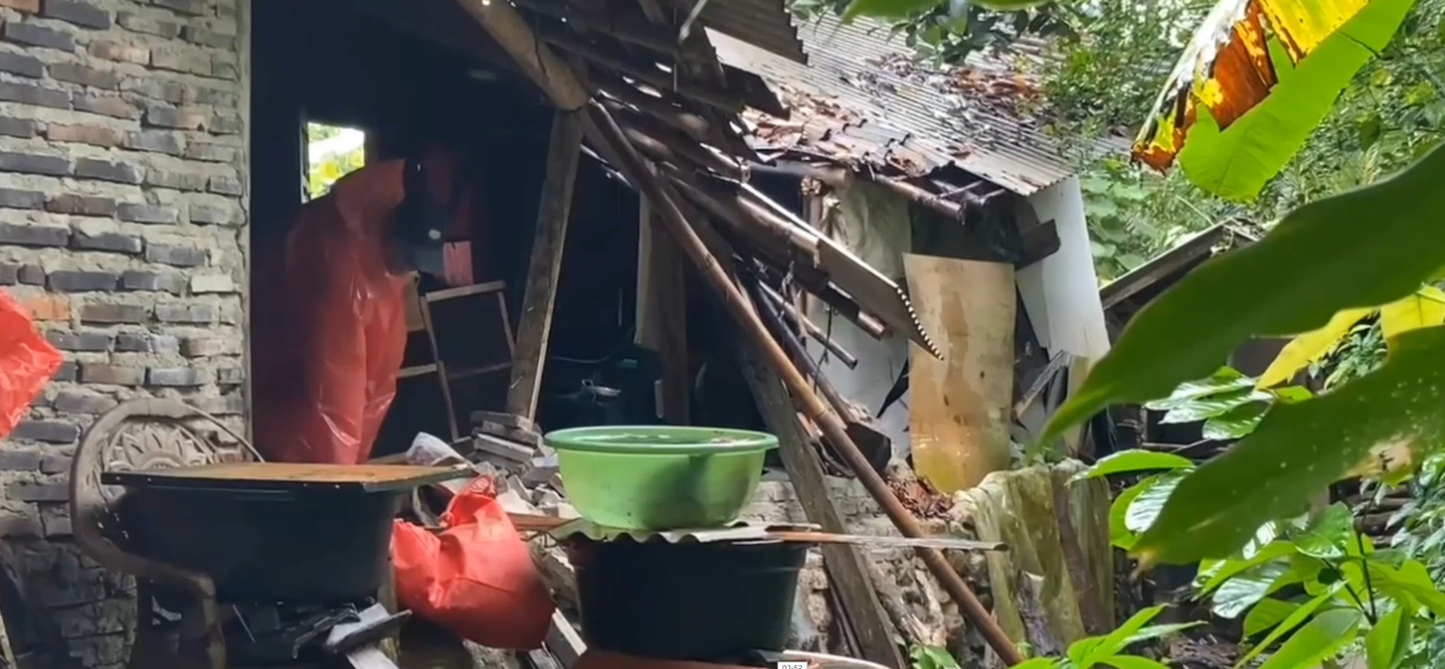 Rumah Ambruk