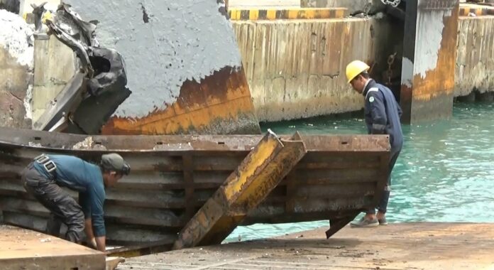 Dermaga Merak Rusak