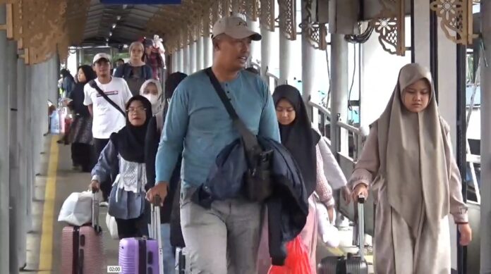 Pemudik Pejalan Kaki Merak