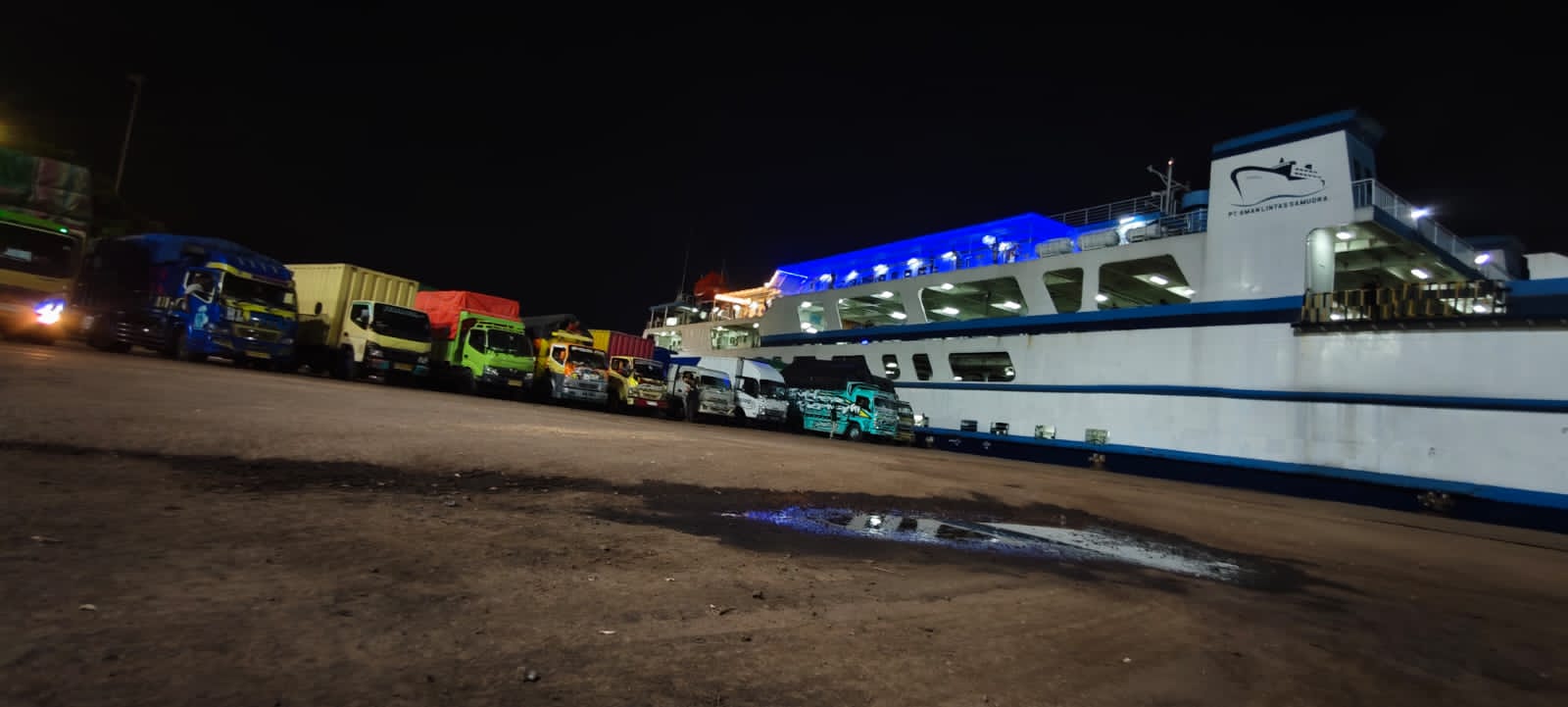 Antrean Truk di Pelabuhan Ciwandan