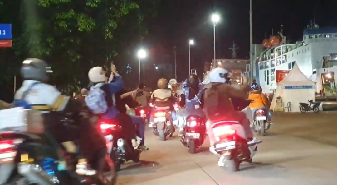 Antrean Pemudik Motor di Ciwandan