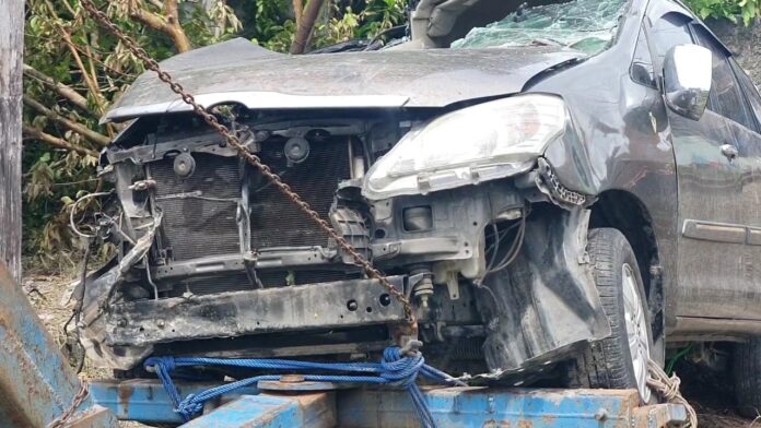 Minibus Tertabrak kereta api
