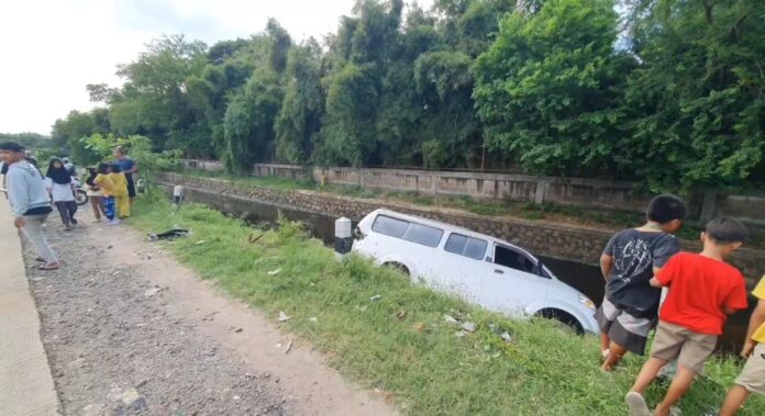 Angkot Terjun ke Kali