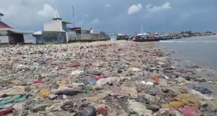Sampah di Pantai Pandeglang