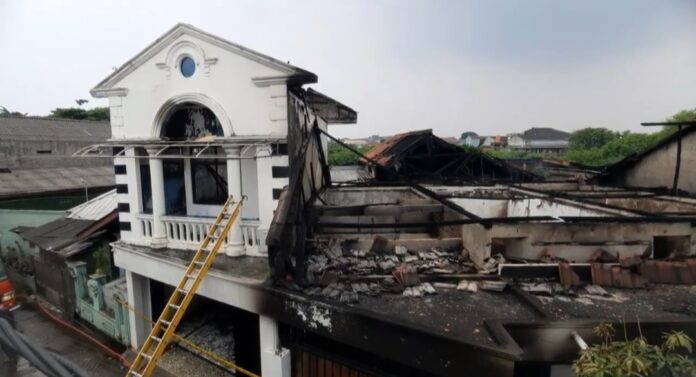 Rumah mewah terbakar