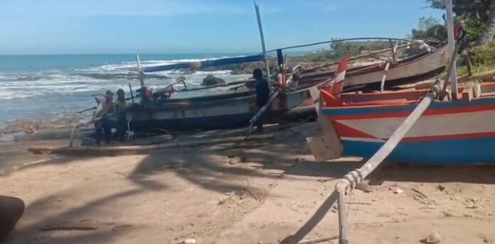 Tarik Perahu Akibat Cuaca Buruk