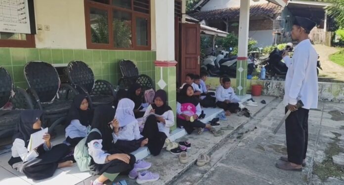 Siswa Belajar di Teras