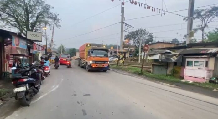 Truk Pasir Lebak