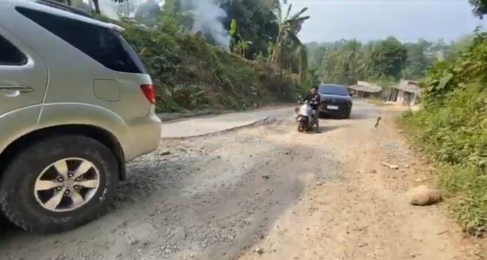 Jalan Rusak Pantai Lebak Selatan