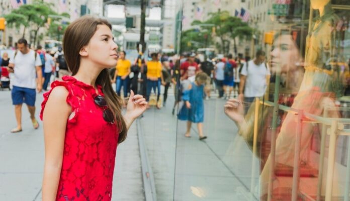 Ilustrasi Window Shopping