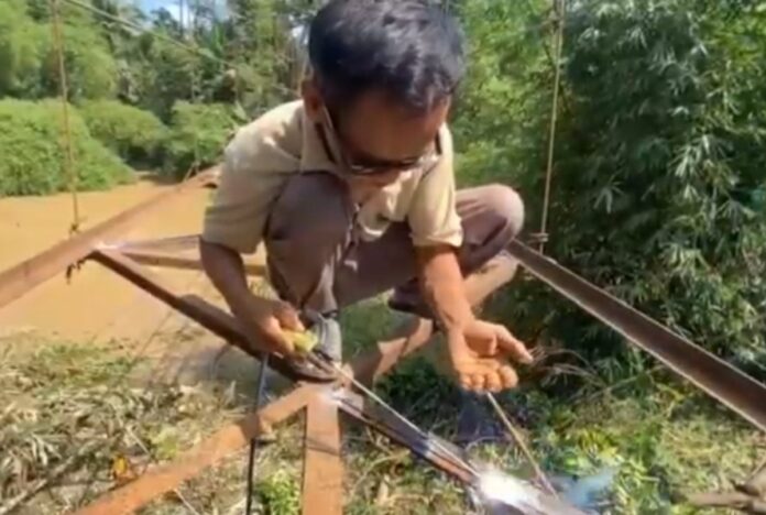 Perbaiki Jembatan Gantung