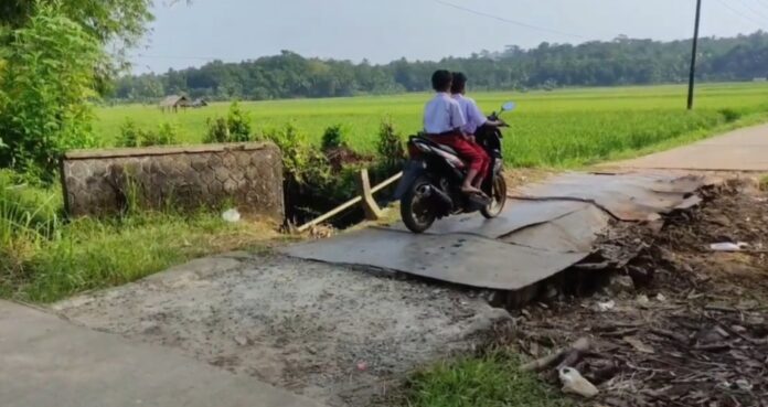 Jembatan Rusak