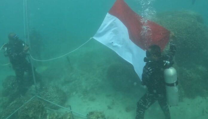 Pengibaran Merah Putih di dasar Laut