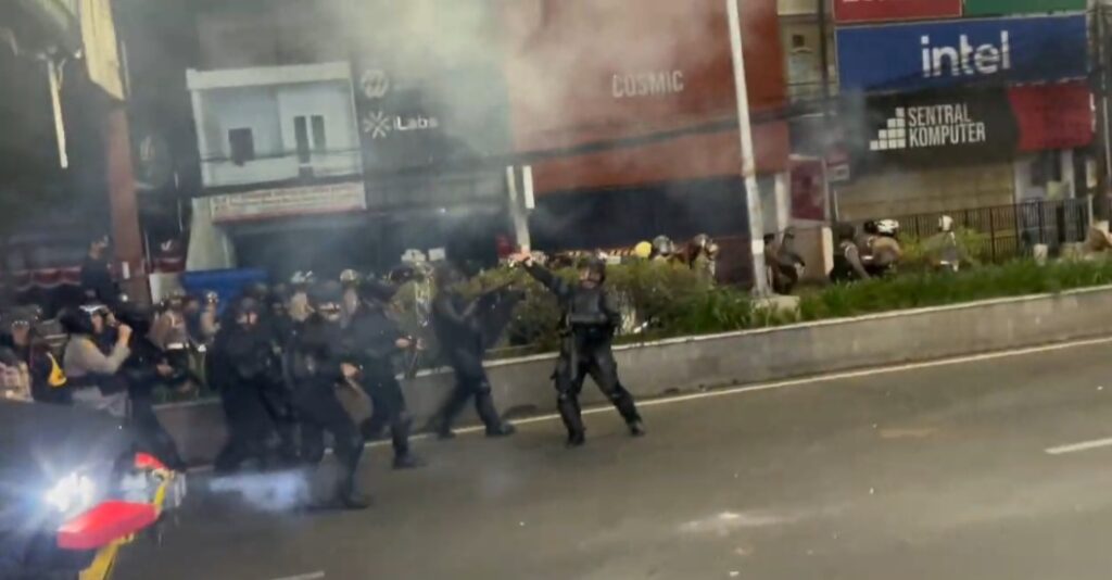 Demo Serang Ricuh