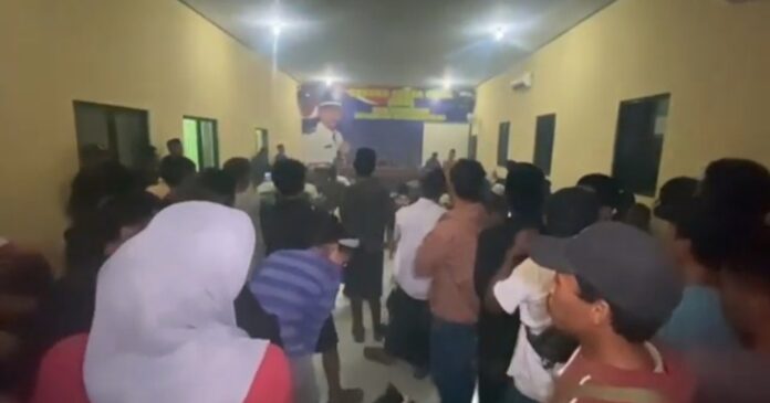 Suasana memanas di kantor Desa Sukamanah saat warga menuntut Ketua Karang Taruna dicopot karena dugaan pungli. (Foto : INST-Media)