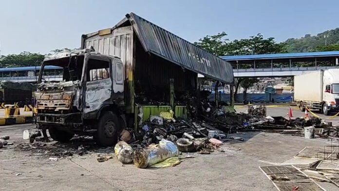 Truk Terbakar