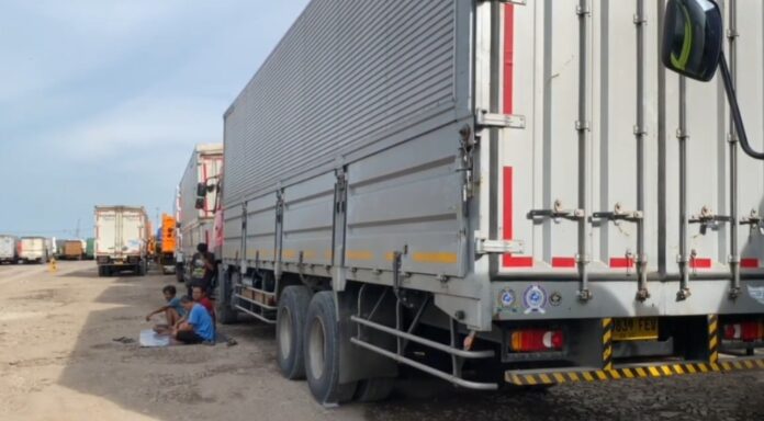 antrean truk Pelabuhan BBJ