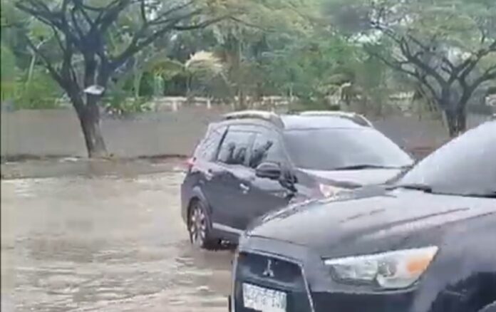 Jalur wisata Anyer Carita terendam banjir