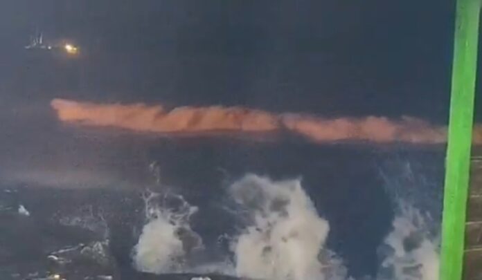 ombak tinggi Pantai Carita