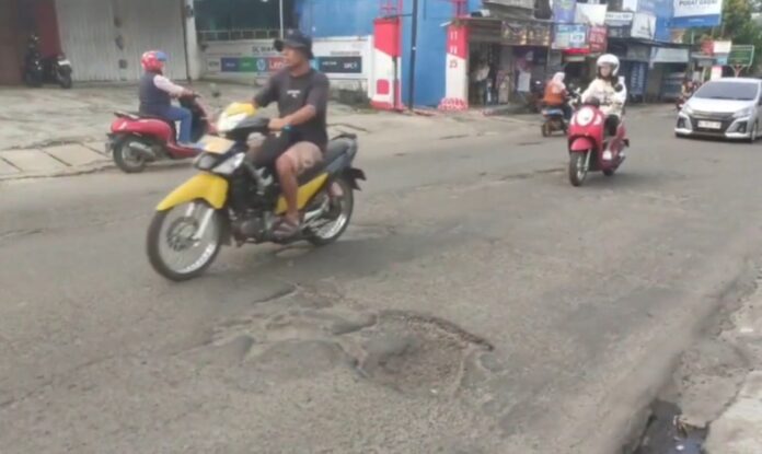 Jalan Berlubang