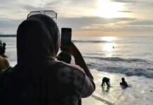 Cuaca Cerah, Pantai Carita Diserbu Wisatawan! Banyak yang Belajar Surfing Surfing