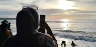 Cuaca Cerah, Pantai Carita Diserbu Wisatawan! Banyak yang Belajar Surfing Surfing