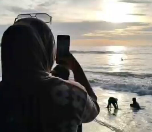 Cuaca Cerah, Pantai Carita Diserbu Wisatawan! Banyak yang Belajar Surfing Surfing