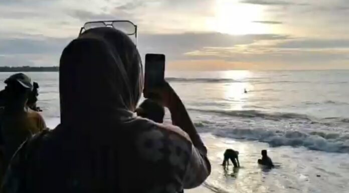 Cuaca Cerah, Pantai Carita Diserbu Wisatawan! Banyak yang Belajar Surfing Surfing