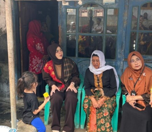 Istri Wali Kota Cilegon Turun Langsung, Antar Bantuan ke Rumah Warga di Gerem Istri Wali Kota Cilegon