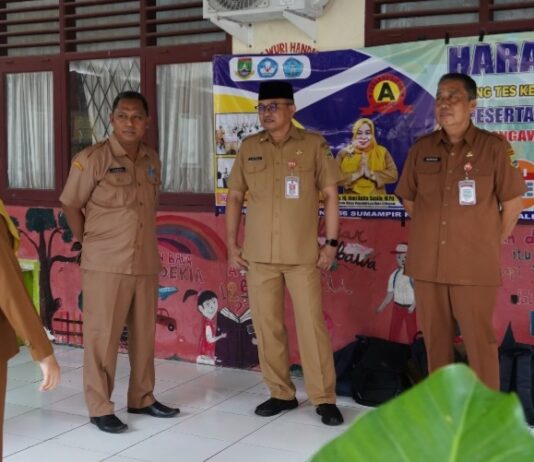 Pantau TKA di SDN Sumampir, Plt Sekda Cilegon Pastikan Tes Siswa Kelas VI Berjalan Lancar Plt Sekda Cilegon Ahmad Aziz