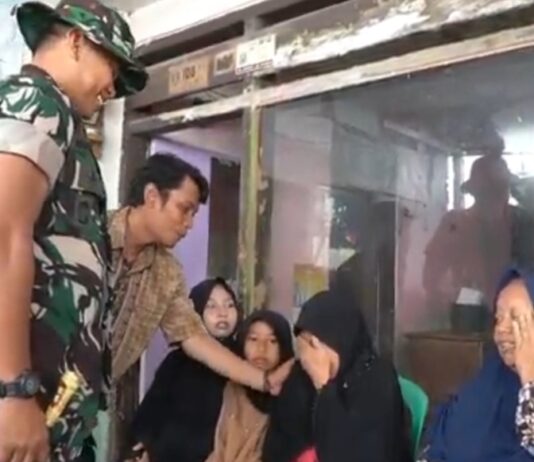 Isak Tangis Warga Miskin di Cilegon Pecah! Rumah 42 Tahun Bocor Akhirnya Dibedah TNI Bedah Rumah TMMD