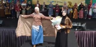 Glamor di HUT Cilegon! Istri Pejabat Tampil Bak Model, Angkat Batik Lokal di Fashion Show Dekranasda Fashion Show