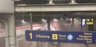 Kecelakaan KRL di Bekasi, Asap Mengepul dan Penumpang Berhamburan Tabrakan Kereta