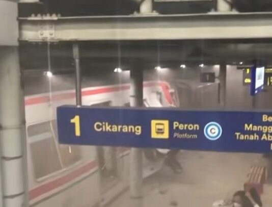 Kecelakaan KRL di Bekasi, Asap Mengepul dan Penumpang Berhamburan Tabrakan Kereta