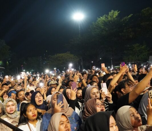Lautan Manusia di Cilegon Expo! Denny Caknan Bikin Ribuan Warga Histeris Konser HUT Cilegon