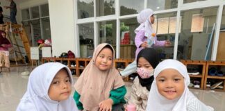 Seru dan Edukatif! Siswa KB/TK Bosowa Al Azhar Cilegon Antusias Eksperimen Gunung Meletus hingga Tornado TK Bosowa