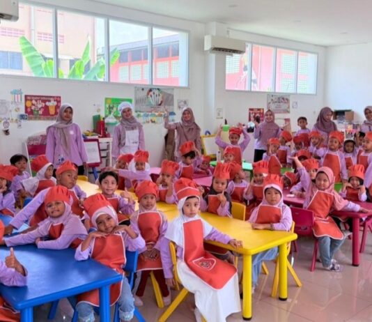 Seru! Siswa KB/TK Bosowa Al Azhar Cilegon Belajar Profesi Kuliner Lewat Praktik Bikin Kimbab TK Bosowa