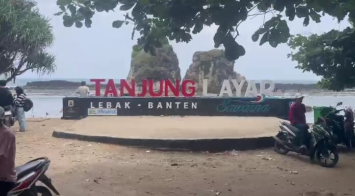 Eksotis! Pantai Tanjung Layar Sawarna, Batu Karang Raksasa Jadi Daya Tarik Wisata Lebak Pantai Tanjung Layar