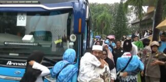 Diiringi Hujan dan Kepadatan, 385 Jemaah Haji Cilegon Diberangkatkan, Satu Pengantar Pingsan Jemaah Haji Cilegon