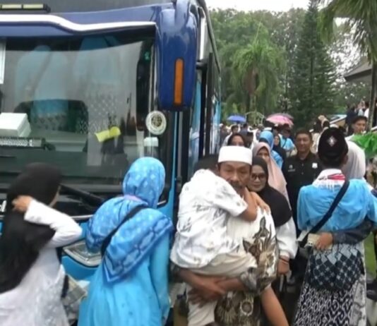 Diiringi Hujan dan Kepadatan, 385 Jemaah Haji Cilegon Diberangkatkan, Satu Pengantar Pingsan Jemaah Haji Cilegon