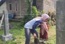 Viral! Gang di Pandeglang Dipagar Kawat Berduri, Warga Nekat Terobos Demi Beraktivitas Jalan Dipagar