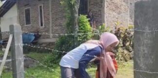 Viral! Gang di Pandeglang Dipagar Kawat Berduri, Warga Nekat Terobos Demi Beraktivitas Jalan Dipagar