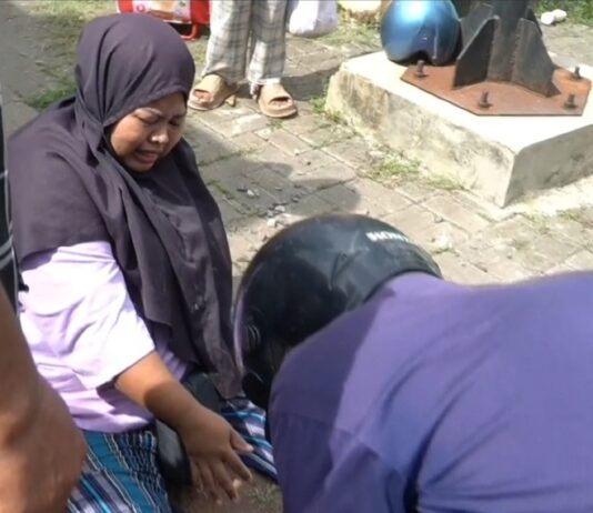 Diduga Kelelahan Antre Bansos, Seorang Ibu di Cilegon Pingsan saat Tunggu Pembagian Beras Pingsan