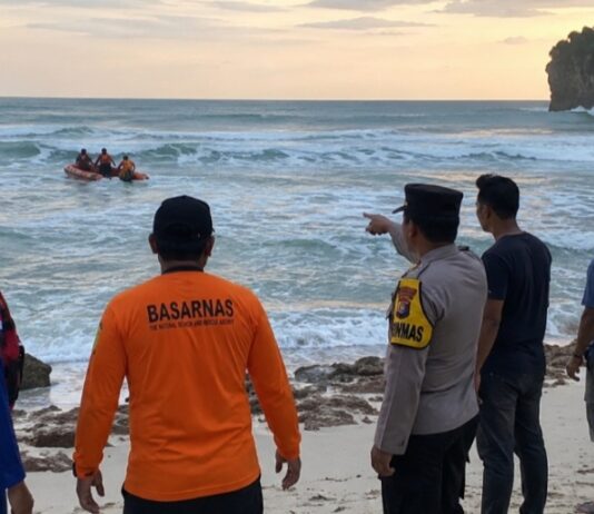 Liburan Berujung Petaka! Wisatawan Asal Jakarta Terseret Ombak di Pantai Pasput, Satu Masih Hilang Tenggelam