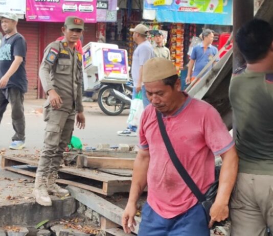 Pemkot Cilegon Tertibkan Pasar Blok F, Pedagang di Atas Drainase Dipindah ke Dalam Pasar Pembongkaran Lapak